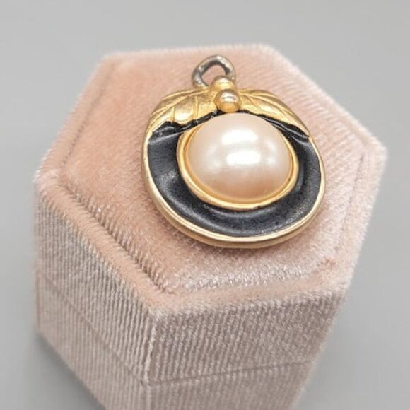 GIVENCHY Vintage Pendant - Picture 2 of 6